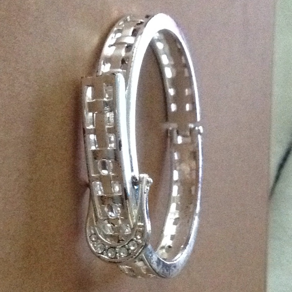 Silver tone buckle bracelet